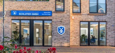 Büroeingang Klinkergebäude mit großen Fenstern in Barmstedt Am Markt 10