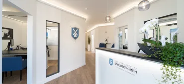 Eingangsbereich Rezeption im Büro, weiße Wände, Parkettboden